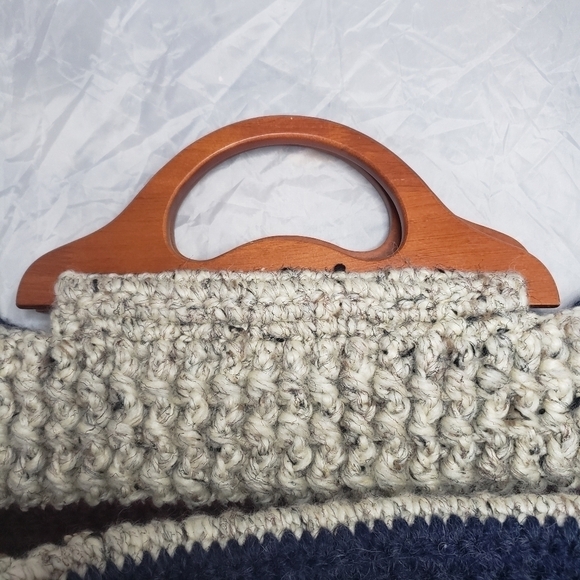 Vintage Crochet Boho Bag Bohemian Thick Yarn Wooden Handles Navy Cream Red EUC - Picture 4 of 10